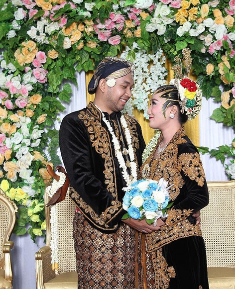 Detail Gaya Foto Pengantin Kekinian Nomer 19