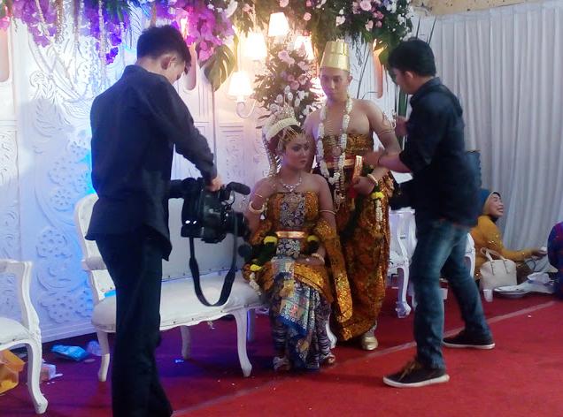 Detail Gaya Foto Pengantin Yang Bagus Nomer 32