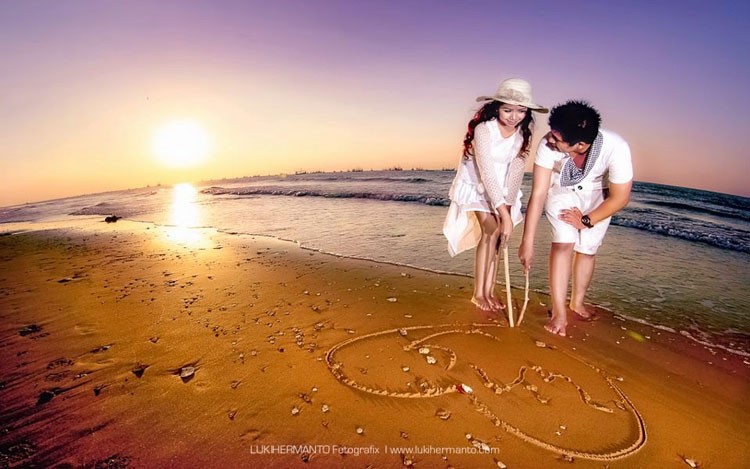 Detail Gaya Foto Prewed Di Pantai Nomer 40