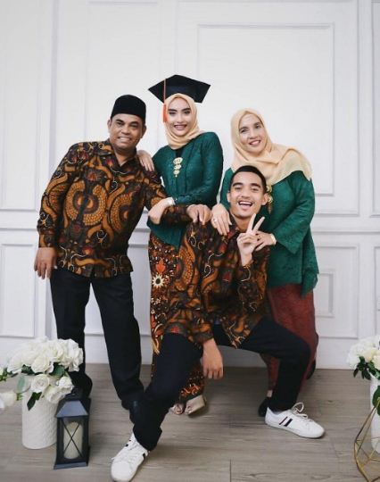 Detail Gaya Foto Wisuda Keluarga Nomer 11