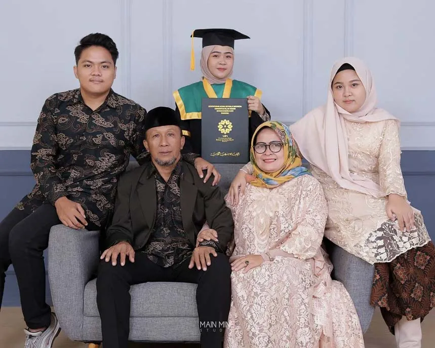 Detail Gaya Foto Wisuda Keluarga Nomer 15