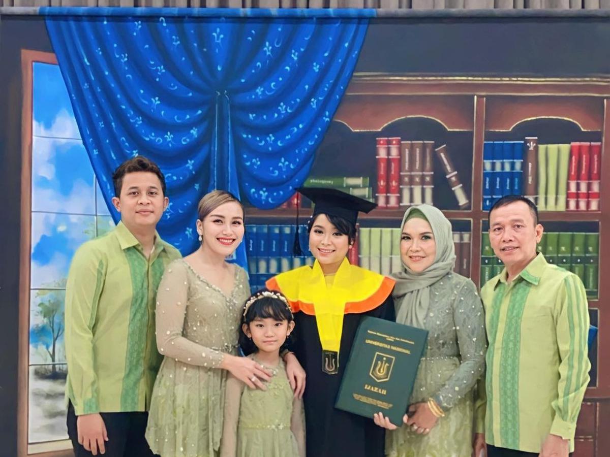 Detail Gaya Foto Wisuda Keluarga Nomer 16