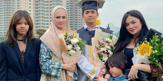 Detail Gaya Foto Wisuda Keluarga Nomer 20