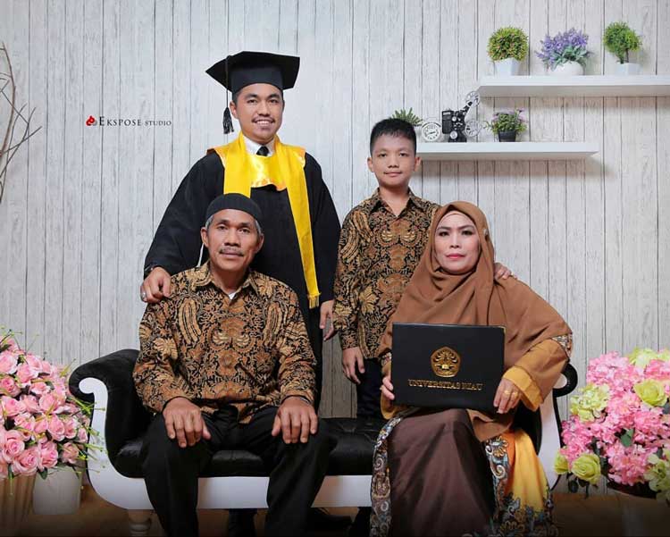 Detail Gaya Foto Wisuda Keluarga Nomer 38