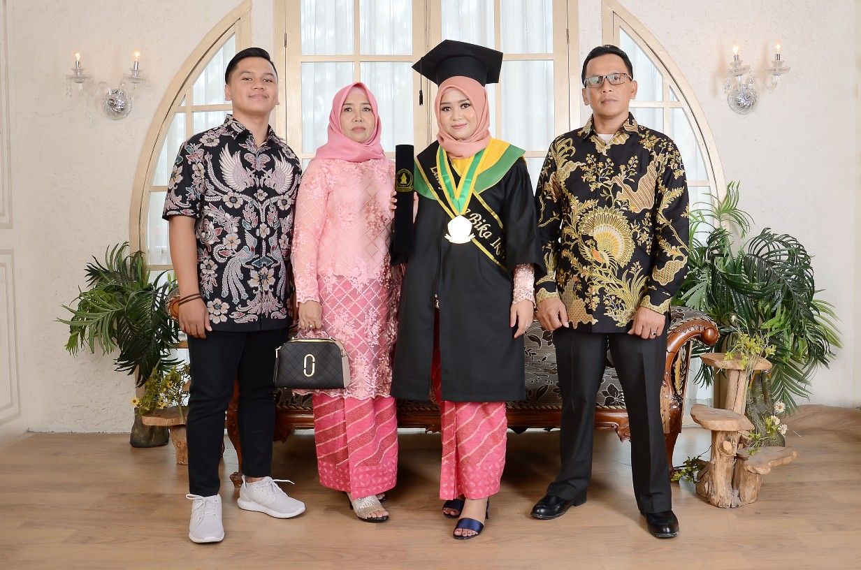 Detail Gaya Foto Wisuda Keluarga Nomer 5