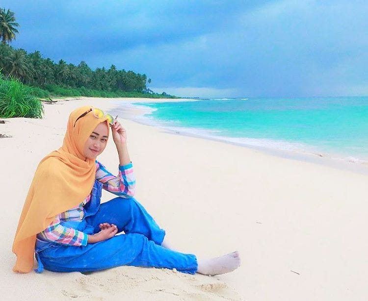 Detail Gaya Selfie Di Pantai Nomer 36