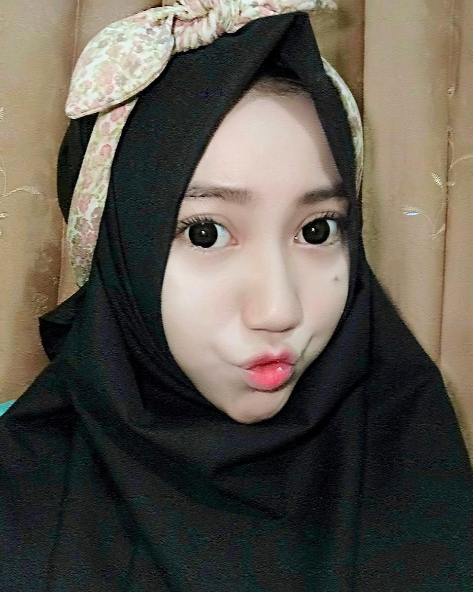 Detail Gaya Selfie Keren Wanita Nomer 22