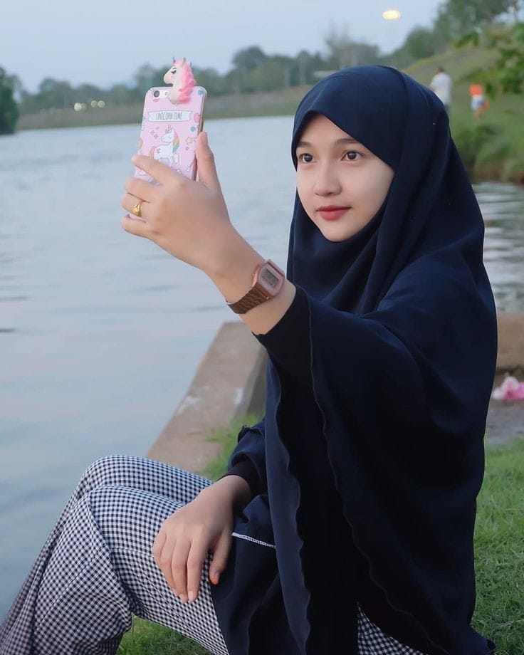 Detail Gaya Selfie Keren Wanita Nomer 51