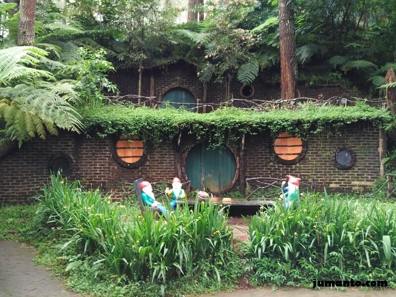 Detail Harga Penginapan Rumah Hobbit Cikole Nomer 40