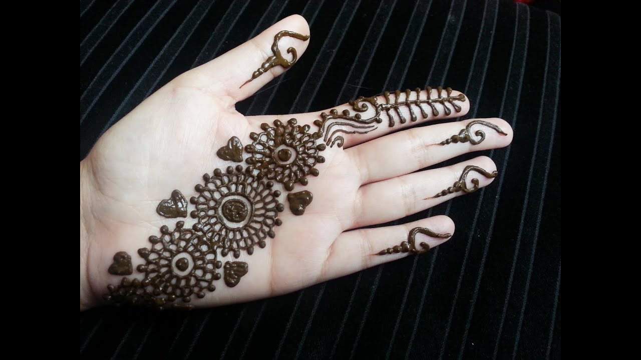 Detail Henna Simple Di Telapak Tangan Nomer 2