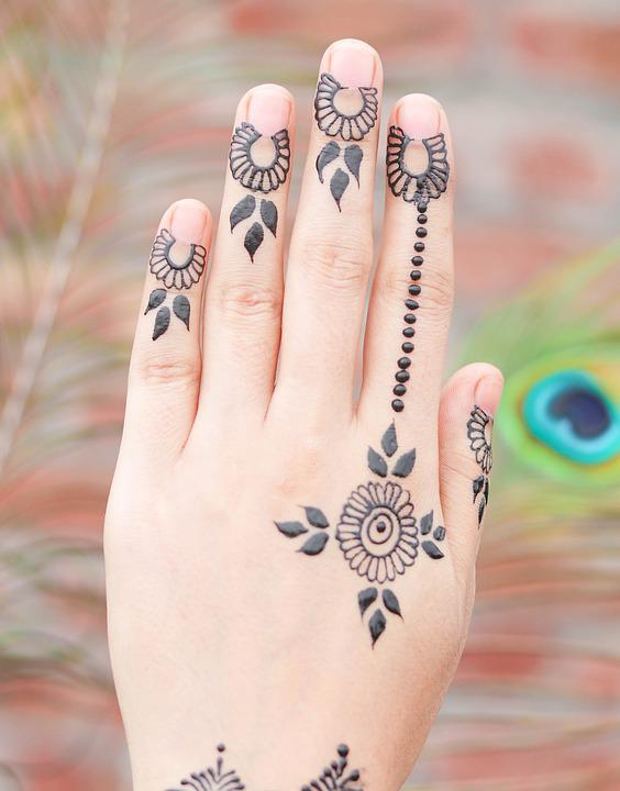 Detail Henna Simple Di Telapak Tangan Nomer 11