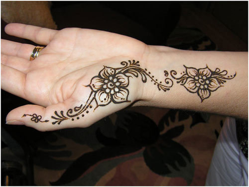 Detail Henna Simple Di Telapak Tangan Nomer 14