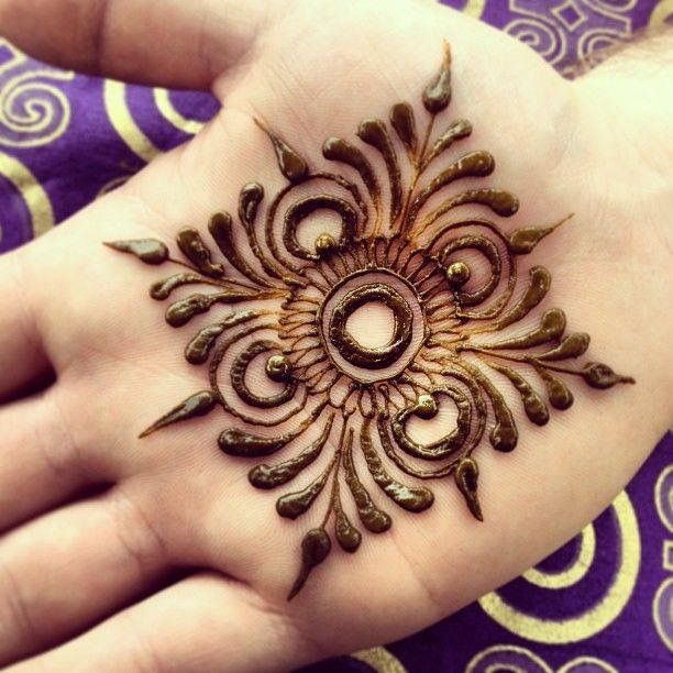 Detail Henna Simple Di Telapak Tangan Nomer 15