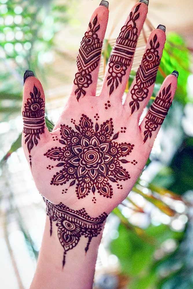 Detail Henna Simple Di Telapak Tangan Nomer 3