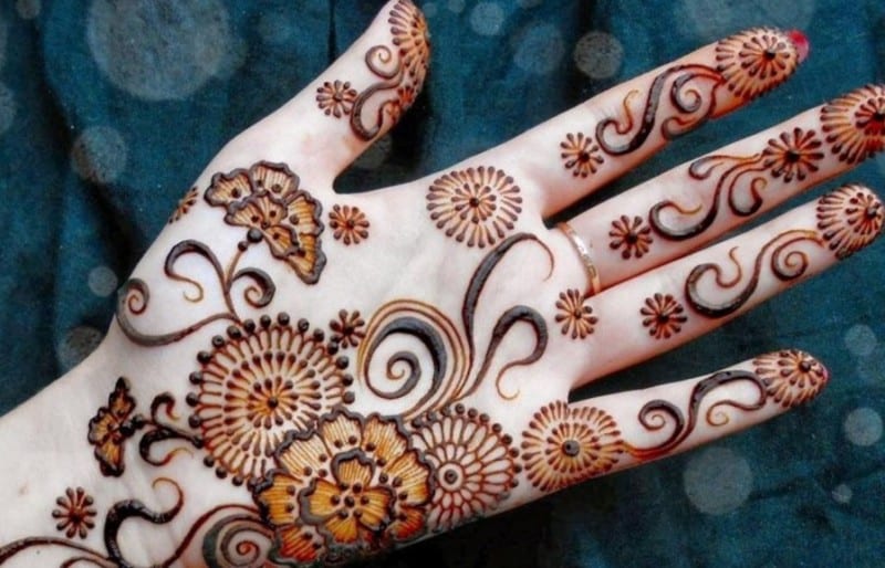 Detail Henna Simple Di Telapak Tangan Nomer 20