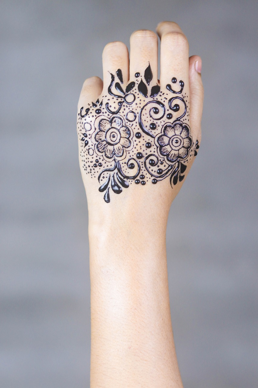 Detail Henna Simple Di Telapak Tangan Nomer 32