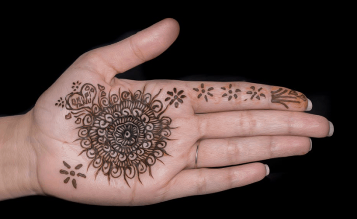 Detail Henna Simple Di Telapak Tangan Nomer 39