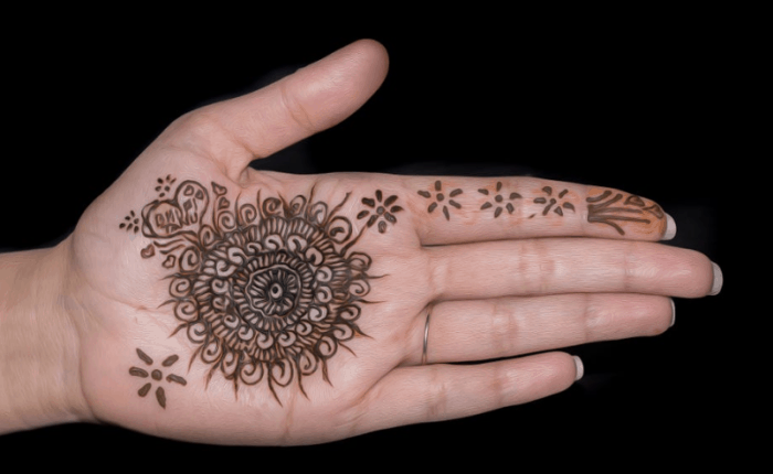 Detail Henna Telapak Tangan Bunga Nomer 38