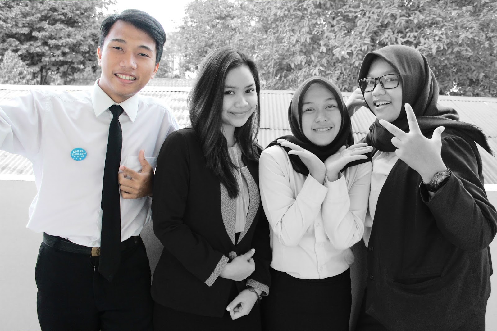 Detail Background Hitam Putih Objek Berwarna Di Photoshop Nomer 24