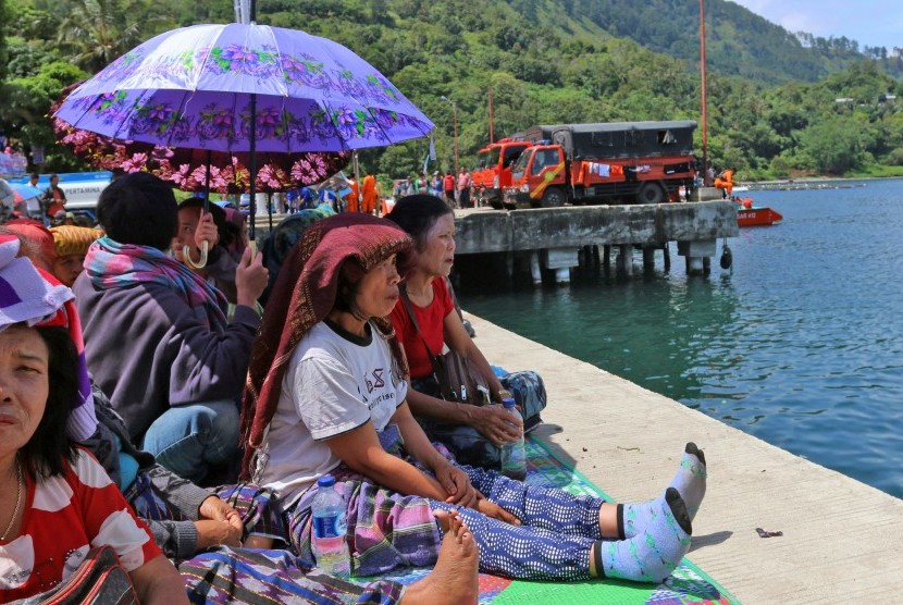 Detail Kapal Motor Tenggelam Di Danau Toba Nomer 33