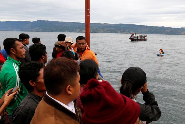 Detail Kapal Motor Tenggelam Di Danau Toba Nomer 49