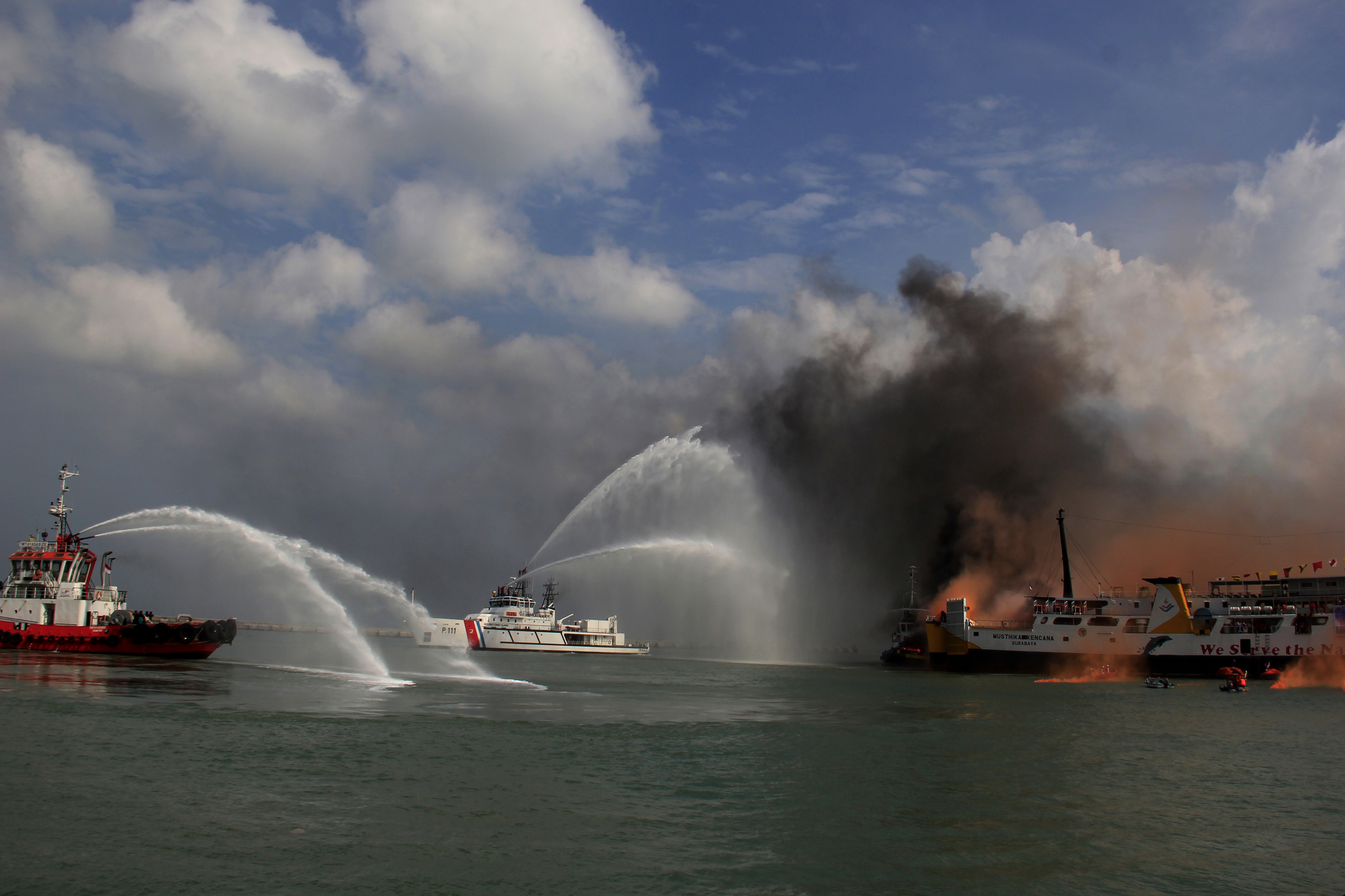 Detail Kapal Pemadam Kebakaran Nomer 3