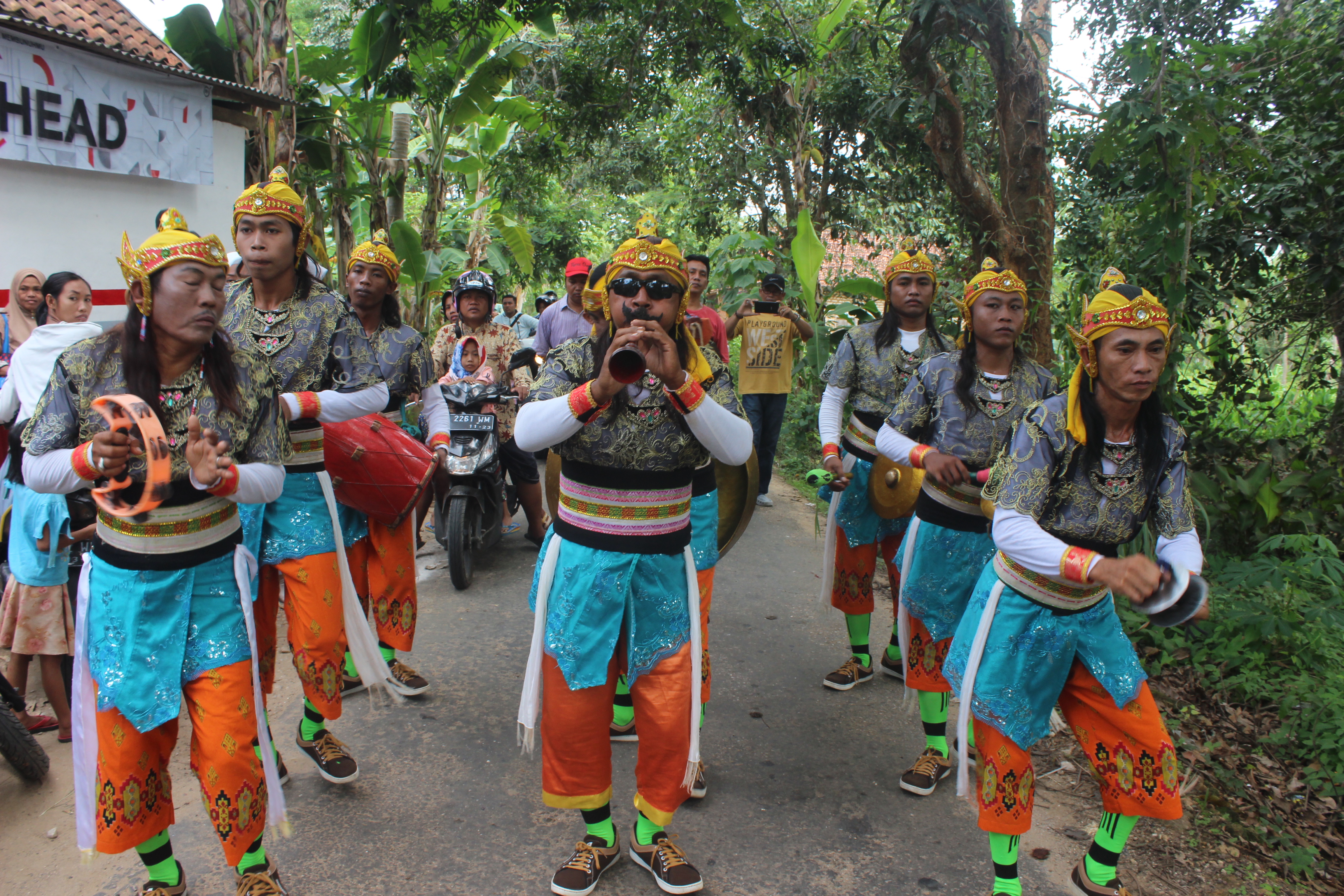 Detail Karapan Sapi Merupakan Kesenian Tradisional Dari Daerah Gambar Nya Nomer 29