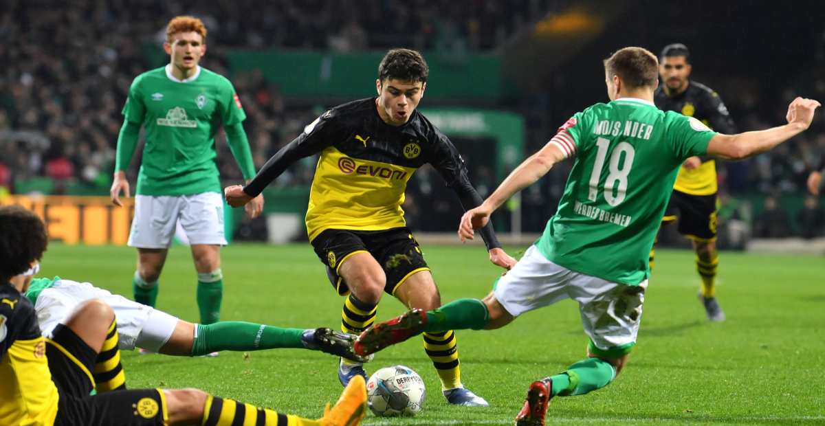 Detail Lapangan Dan Perlengkapan Permainan Sepak Bola Nomer 22