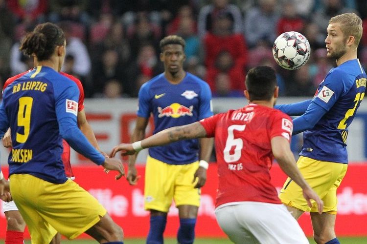 Detail Lapangan Dan Perlengkapan Permainan Sepak Bola Nomer 33