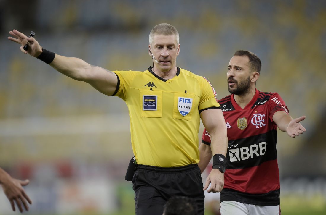 Detail Lapangan Dan Perlengkapan Permainan Sepak Bola Nomer 48