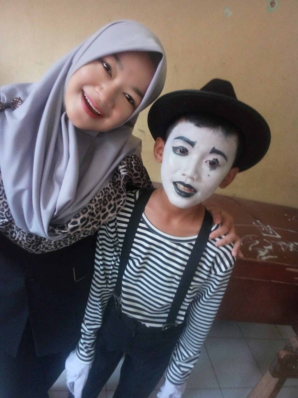 Detail Make Up Pantomim Pakai Apa Nomer 16