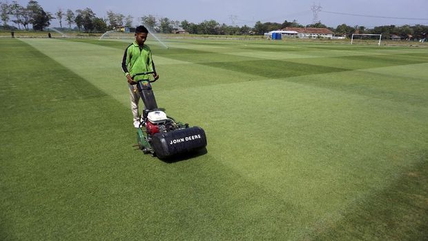 Detail Mesin Pemotong Rumput Lapangan Sepak Bola Nomer 27