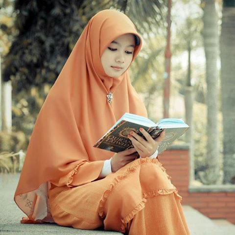 Detail Muslimah Baca Buku Nomer 22