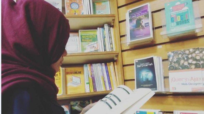 Detail Muslimah Baca Buku Nomer 33