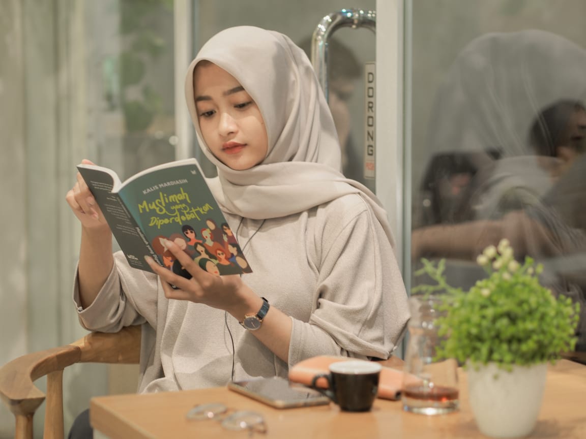 Detail Muslimah Baca Buku Nomer 5