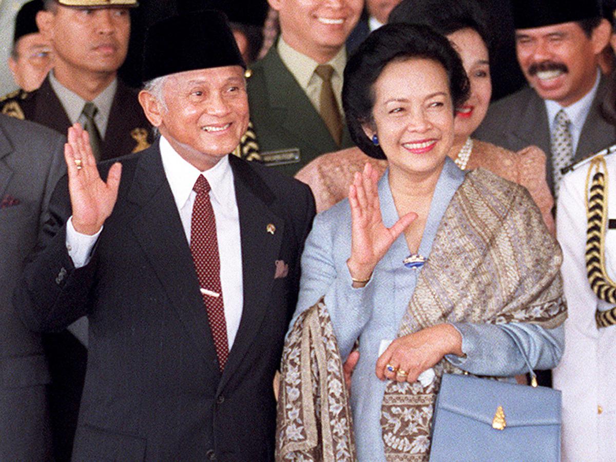 Detail Puisi Habibie Untuk Ainun Nomer 24