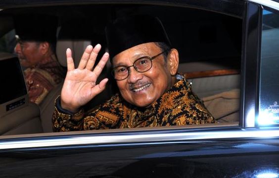 Detail Puisi Habibie Untuk Ainun Nomer 39