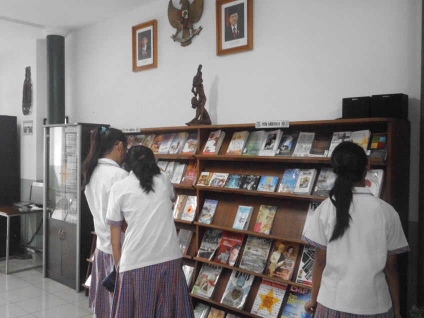 Detail Rak Buku Display Nomer 15