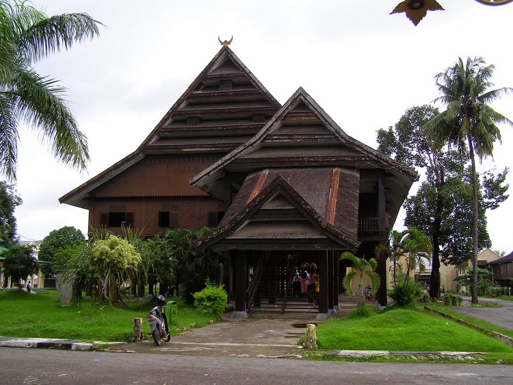 Rumah Adat Suku Makassar - KibrisPDR