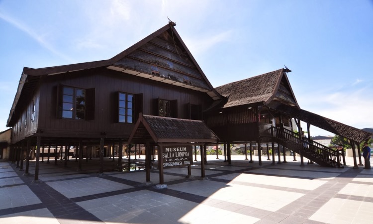 Detail Rumah Adat Suku Makassar Nomer 2