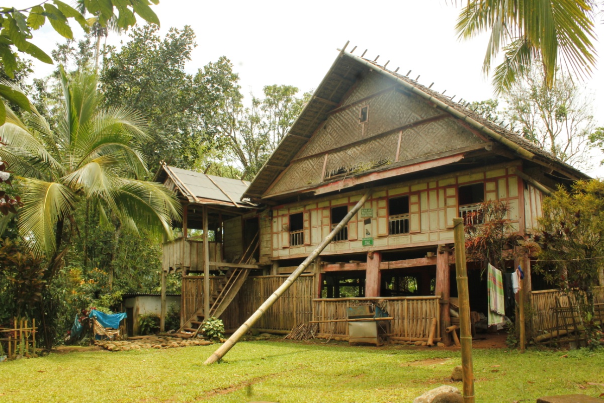Detail Rumah Adat Suku Makassar Nomer 45