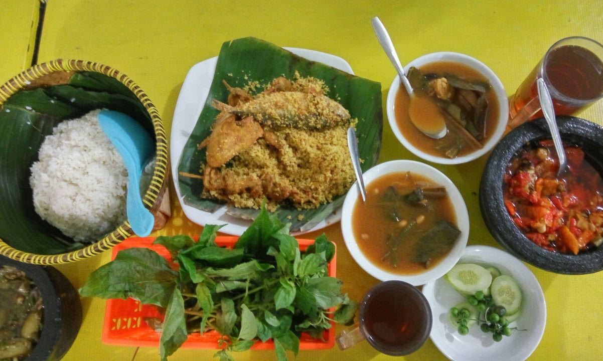 Detail Rumah Makan Sunda Di Cipanas Nomer 11