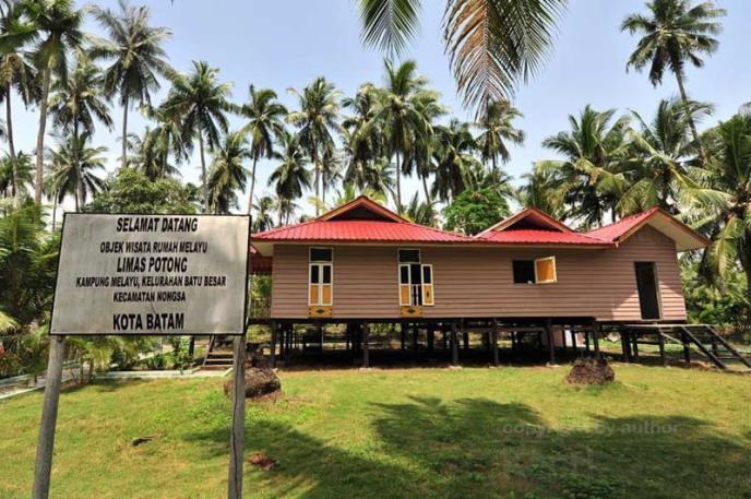 Detail Rumah Melayu Atap Limas Potong Adalah Rumah Adat Daerah Nomer 10