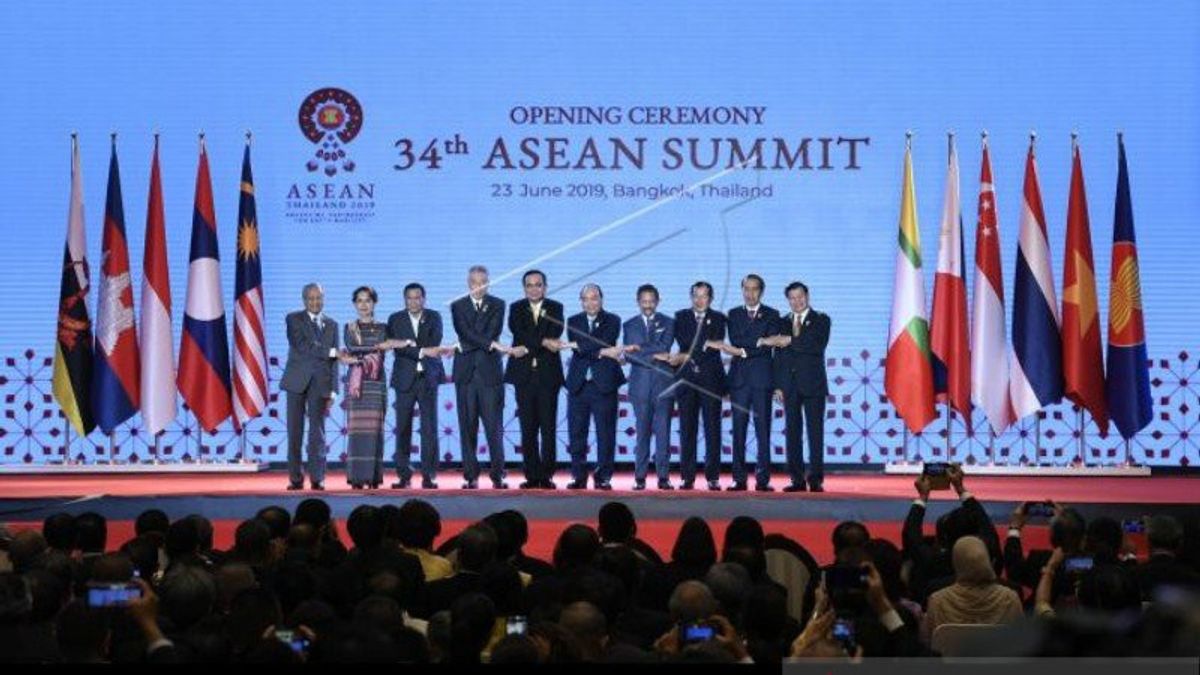 Detail Sebutkan 3 Contoh Bentuk Bentuk Kerjasama Asean Nomer 45