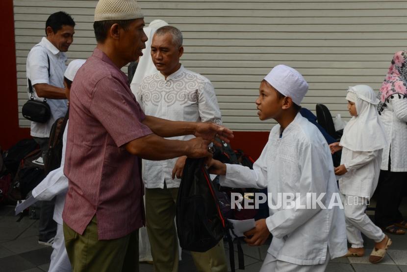 Detail Sebutkan 3 Contoh Cara Menyayangi Anak Yatim Nomer 2