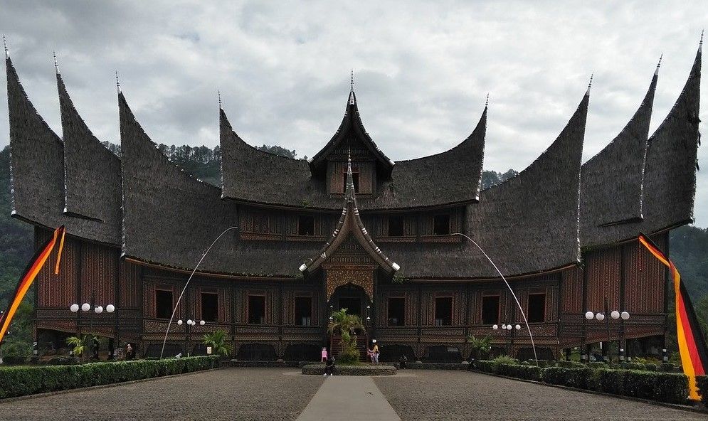 Detail Sebutkan Ciri Khas Rumah Suku Minangkabau Nomer 40