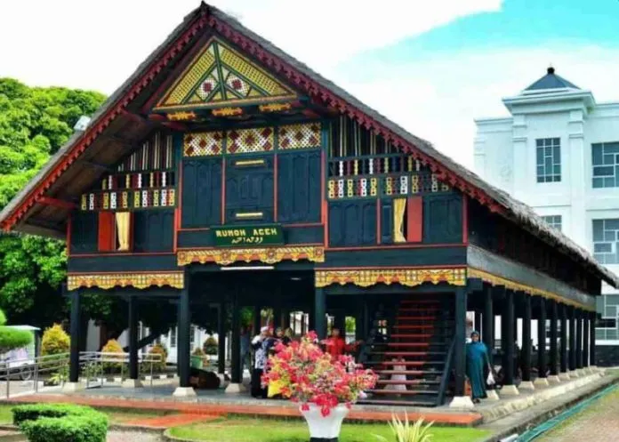 Detail Sebutkan Lain Rumah Panjang Di Kalimantan Nomer 11