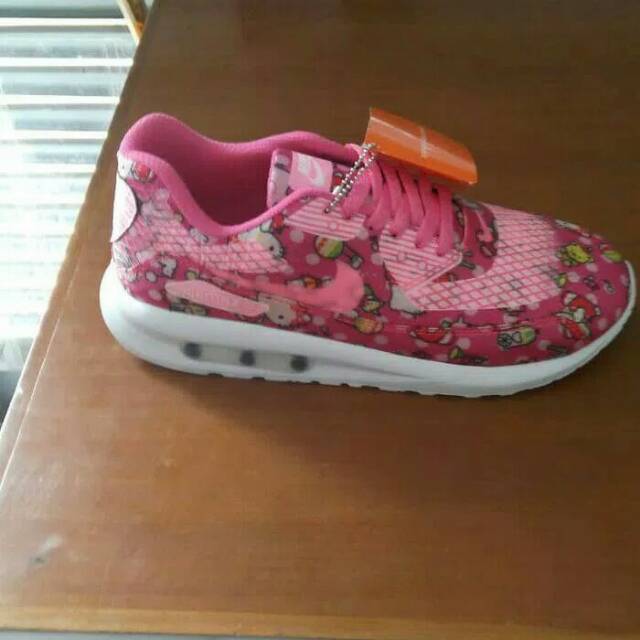 Detail Sepatu Nike Hello Kitty Nomer 3