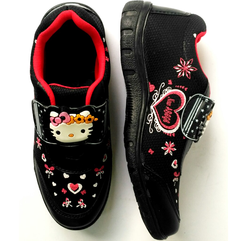 Detail Sepatu Sekolah Hello Kitty Warna Hitam Nomer 23