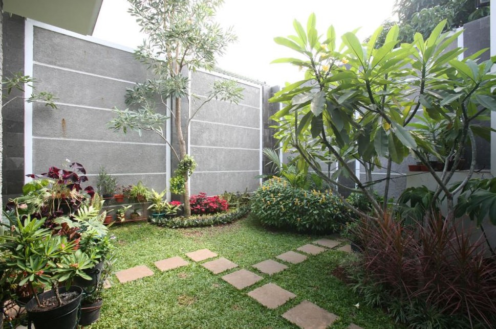 Detail Taman Pojok Depan Rumah Nomer 25